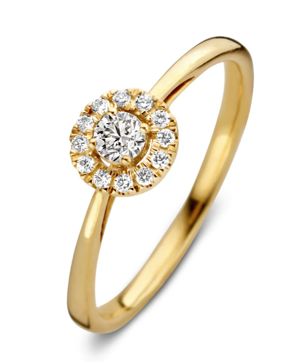 18 Karaat geel gouden Aurore ring met 0.20 crt Lab-Grown Diamonds. Model Emma.
Dankzij haar stijlvolle en luxe uitstraling is ring Emma één van onze meest populaire ringmodellen. De ring heeft een schitterende entourage zetting. De ronde middensteen (briljant geslepen) wordt hierbij omringd door kleinere briljanten.  De ring heeft een sierlijke verhoogde zetting, waardoor hij perfect gecombineerd kan worden met een gladde of diamanten rijring. Combineer haar bijvoorbeeld met de verfijnde Millie ring.

Kies zelf de gewenste steengrootte van jouw diamanten. De Emma ring is in verschillende maten en goudkleuren beschikbaar. Bekijk bovendien eens de Emma Royal ring, de luxe uitstraling wordt bij dit model afgemaakt met extra briljanten in de scheen.

De Emma ring onderdeel van een set, in onze collectie zijn bijpassende colliers en oorbellen te vinden.
